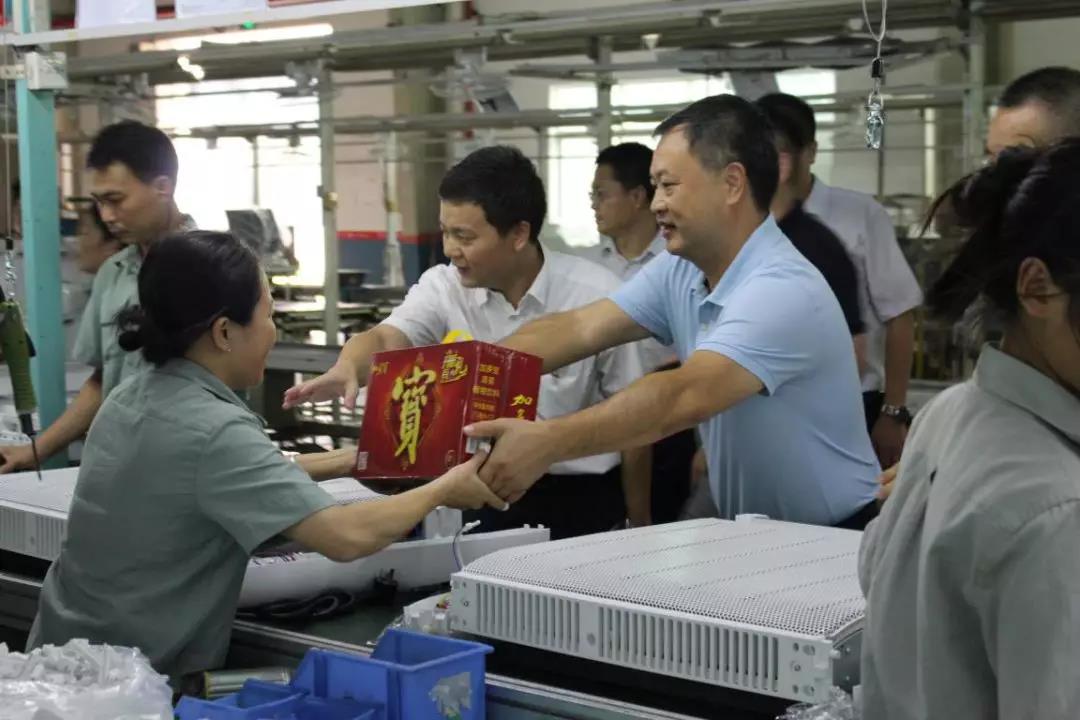 周乐伟为格力中山小家电总装车间 一线职工送去防暑降温物资